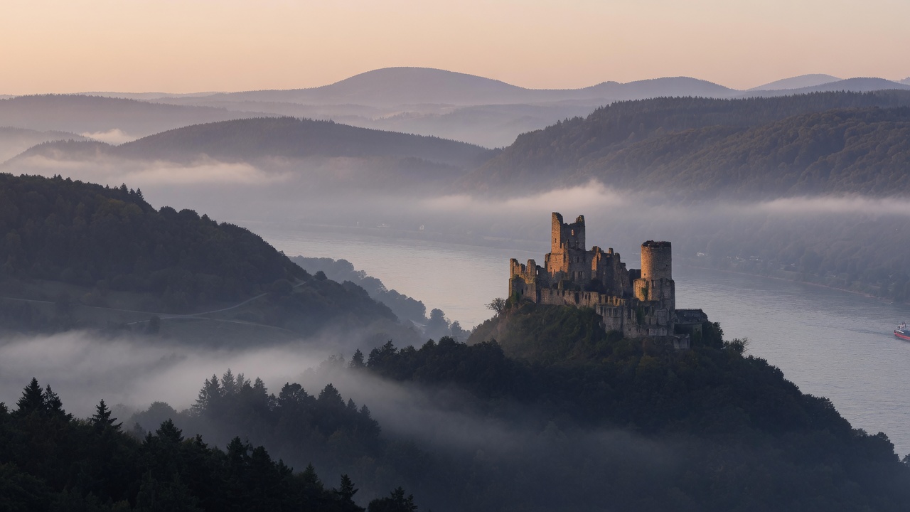 Panoramablick auf das Siebengebirge mit der Ruine Drachenfels über dem Rhein bei Königswinter